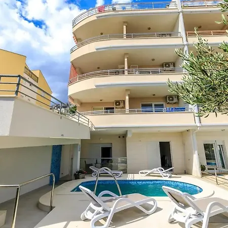 Apartment Family Friendly With A Swimming Pool Brela, Makarska - 19998 Brela
